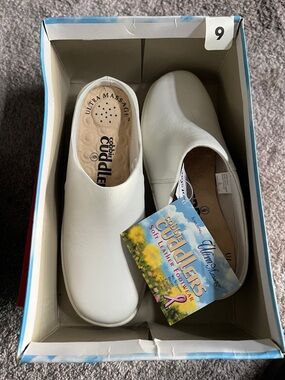 Cobbler Cuddlers Women's White Leather Slip-On Mules